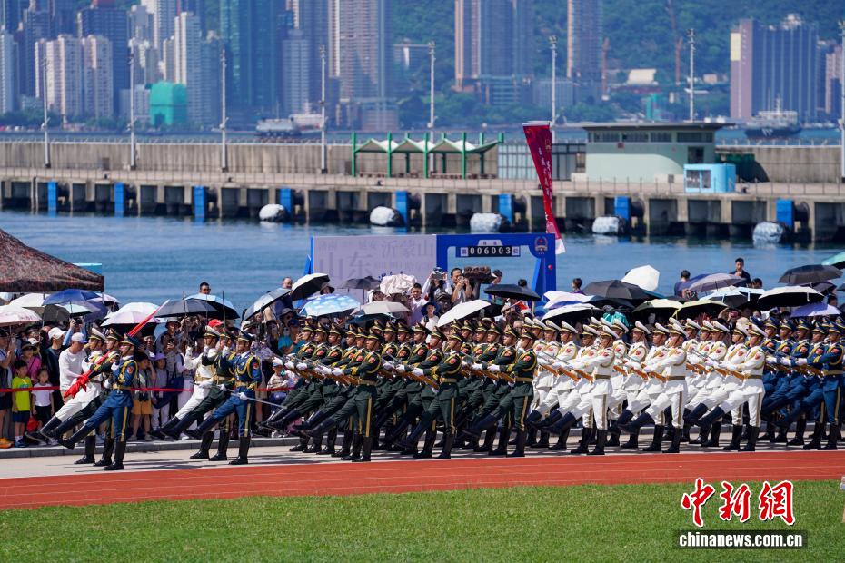 驻香港部队军营开放日:强军风采耀香江 驻香港部队军营开放日:强军风采耀香江