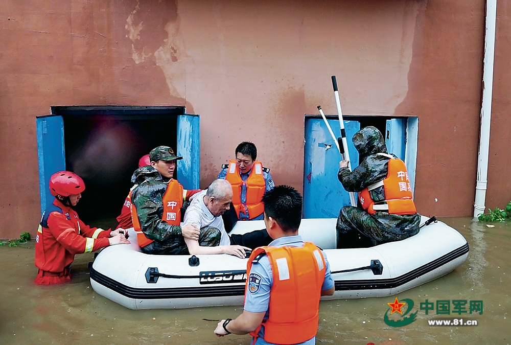东北多地因强降雨引发内涝,解放军和武警部队官兵、民兵迅速展开救援