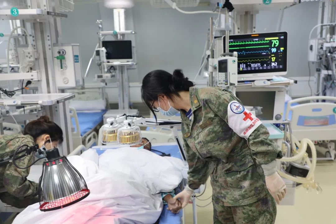南部战区海军组织力量紧急救援越南籍遇险船舶