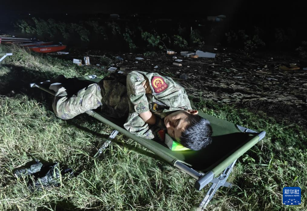 夜幕下的士兵突击——驻军部队通宵达旦强攻华容决堤险情目击记