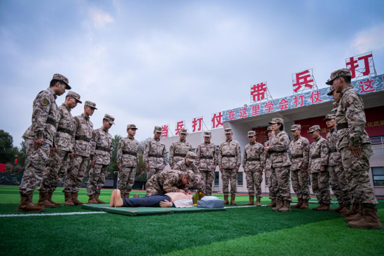 一起学习战场救护本领：止血包扎、海姆立克急救法、心肺复苏、AED使用……