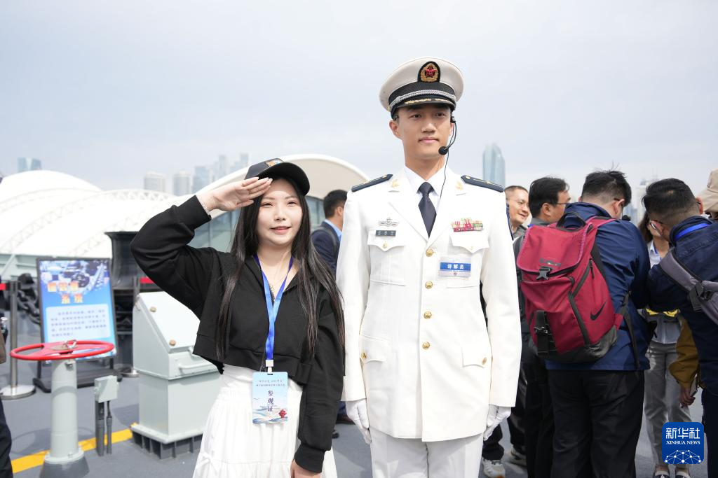台湾同胞参加海军成立77周年纪念日舰艇开放活动