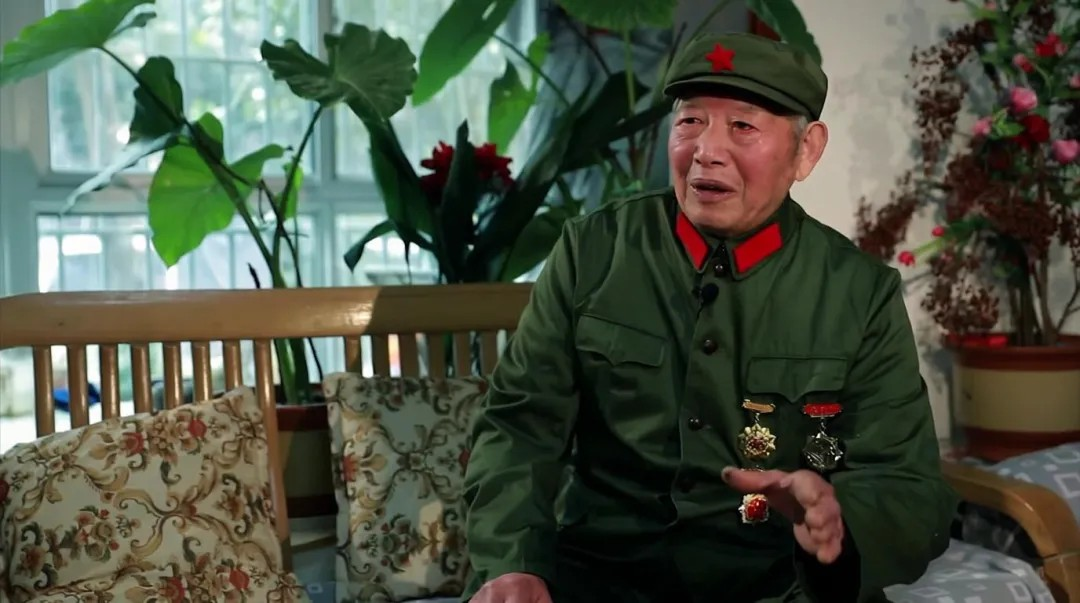 把一等功奖状压箱底46年的英雄老兵,荣获“七一勋章”!