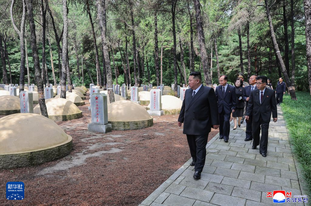 金正恩参谒中国人民志愿军烈士陵园