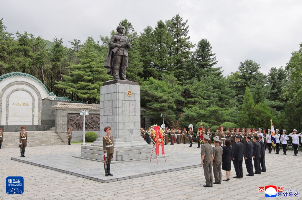 金正恩参谒中国人民志愿军烈士陵园